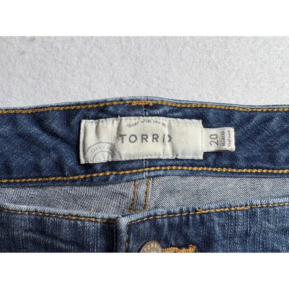 Torrid Womens Size 20 Medium Wash Frayed Hem Denim Jean Shorts Mid Rise Casual - Picture 4 of 8